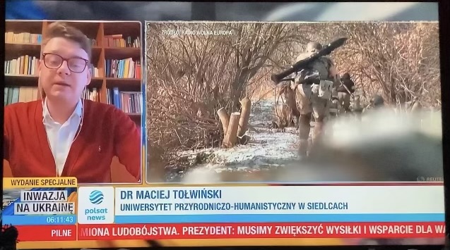 Obraz przedstawia dr Maciej Tołwińskiego udzielającego wywiadu