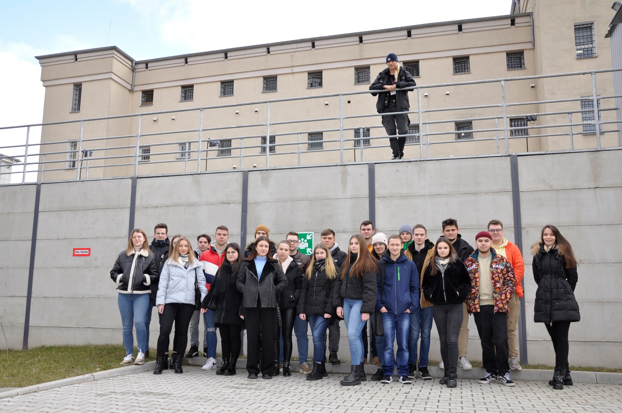 Zdjęcie z wizyty studyjnej studentów w Zakładzie Karnym